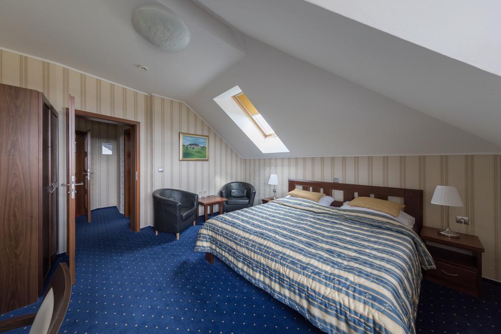Hotel Krusnohorsky Dvur Cinovec Exterior photo